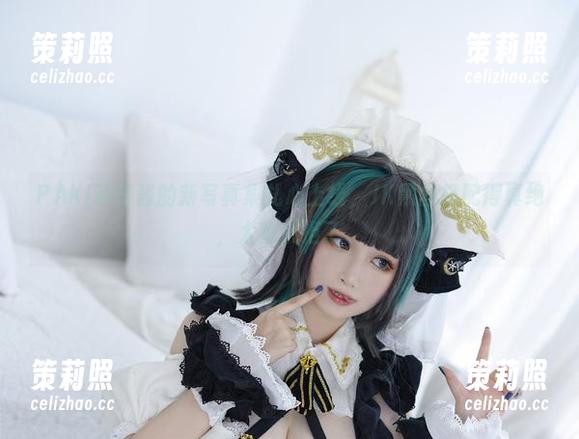 PAKI草莓酱的新写真集扎心上线，JK黑丝搭配得真绝，太难抗拒了。