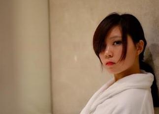 PANS写真 – 紫萱的美脚图库最新添加，爱上这些脚的曲线，慢慢细瞧还能想入非非。