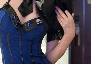 TuiGirl推女郎 – 何奕恋在这里，在线写真展现了一个天使的另一面，认真吗？