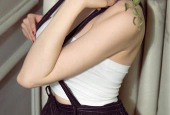 UGirls尤果网 – 李思宁恶搞校服？私拍图包透出几分俏皮