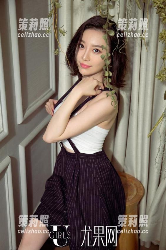 UGirls尤果网 - 李思宁恶搞校服？私拍图包透出几分俏皮