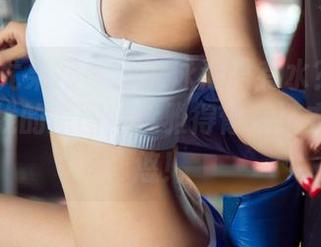 UGirls尤果网 – 谁说泳池只有水？来看王瑞儿在线的原图，优雅得像在洗衣机里转悠！