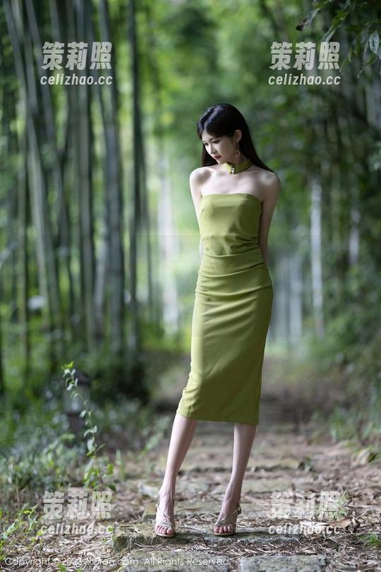 Xiuren秀人网 - 王馨瑶Yanni的修女写真原图，让我突然想到了那些经典黑白电影的气质。