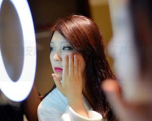pans – 原图中的安妮，旗袍的褶皱像极了那条慵懒的长椅，真让人放松。
