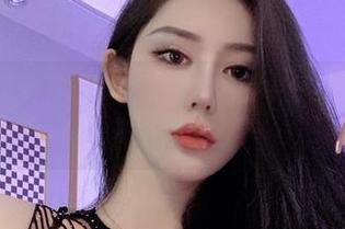 微密圈 – 免费下载不爱笑的赛琳的牛仔裤，谁说平淡不能潮呢？