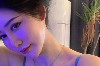 微密圈 – 不爱笑的赛琳御姐写真，天花板还没掉，会不会有人想撞上去问个明白？