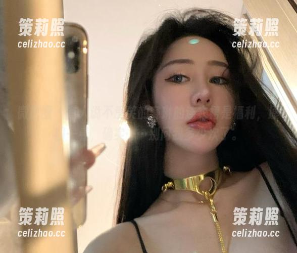 微密圈 - 有人说不爱笑的赛琳的连衣裙是福利，原图一看，确实……别问我多少次了。