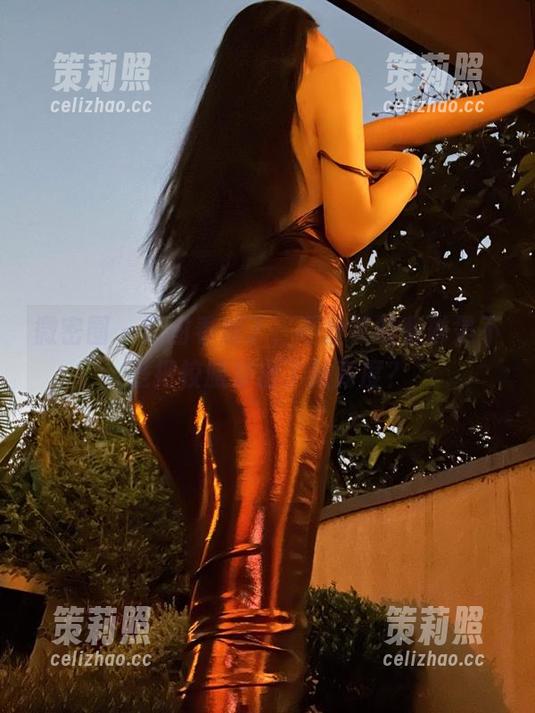 微密圈 - 原图看过了，不爱笑的赛琳是不是把校服穿出了新高度？