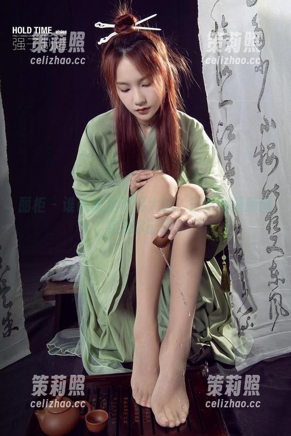 丽柜 - 谁说裸足不够大胆？琳达的最新图库为你证明！