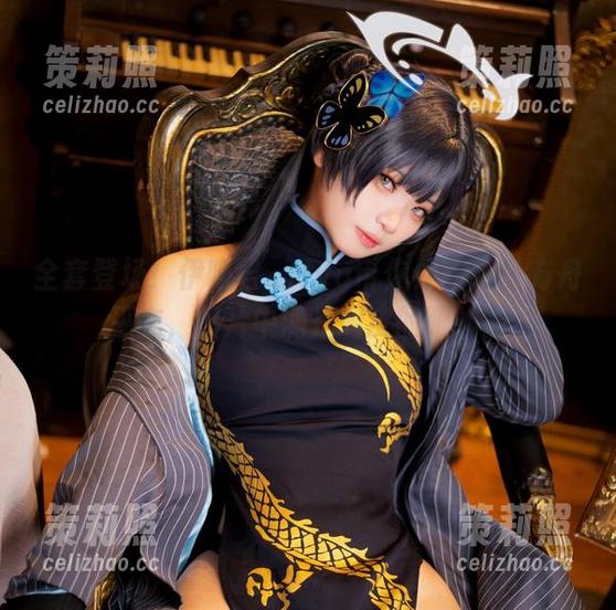 全套登场！伊喵君_Nya带你体验明日方舟巫恋，图片中满是调皮的眼神。