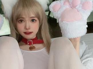 原图里的倦倦喵可真透气，作品仿佛在说：“我也想当猫，但真懒！”