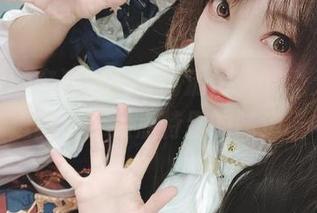 照片里的名濑弥七，高清情人节，无意中透露了一点点特别的味道。