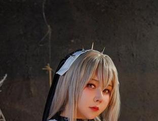 咔喵KANEKO的裸足私房写真：那双敢于与地面亲密接触的脚好像在说，“看我！”