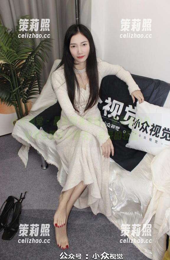 小众视觉 - 最新图集来啦，灵灵穿白色，好像在跟云朵聊天，妥妥的轻盈。