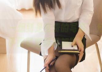 尤蜜荟 – 一想到是免费的写真，允尔的水手服就变得越加吸引。