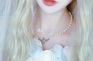 在嶋葵的私房里，唇色都透着纱雾的暧昧，看得我心乱。