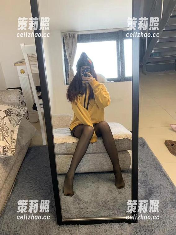 微密圈 - 把提袜少女的写真放进图库，照里都有种秘密的氛围。