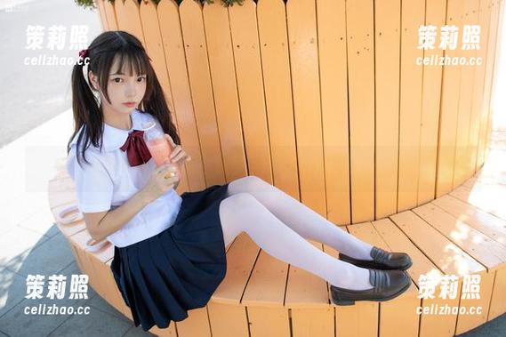 森萝财团的写真：童颜巨乳与青春的俏皮对话！