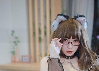 次屁啦的最新写真：小恶魔说，你能猜到我在想啥吗？