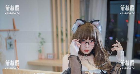 次屁啦的最新写真：小恶魔说，你能猜到我在想啥吗？