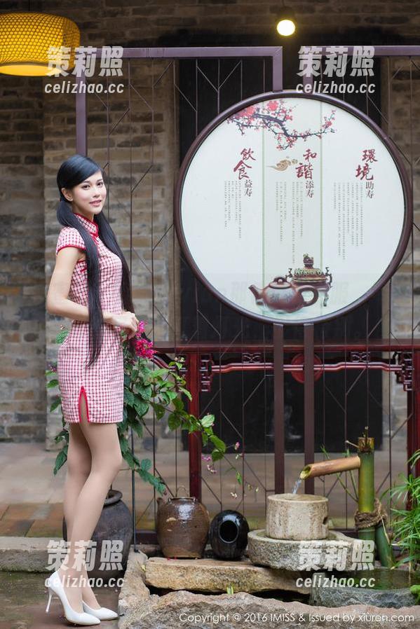 爱蜜社 - 妤薇Vivian那件白色衣服，不要钱的写真，打着灯光，显得特别。
