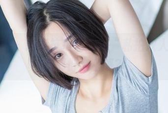 爱蜜社 – 谁能抗拒温心怡“私拍双人”中的那份亲密感？