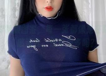 白烨烨制服图鉴，每一张都像是在跟你说：“憋逼我，想看更多吗？”