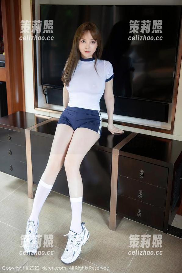 秀人网 - 在MOON嘉依的夏天写真中，你会发现彩虹在默默娇羞、微微颤抖。