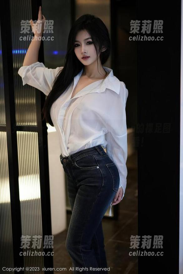 秀人网 - 充满春意：伊一Moon的裸足图包，让你不确定该往哪儿看！