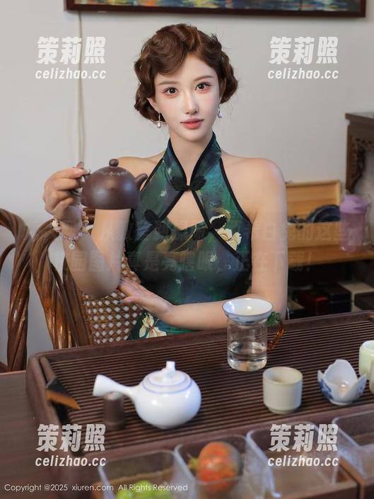 秀人网 - 从教室到操场，西希白兔的这些校园图片真是亮瞎眼，正在下载！