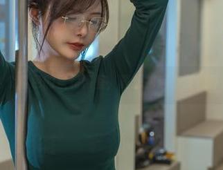 拍出这么个紫色的秋和柯基，真想把这组资源养在身边。