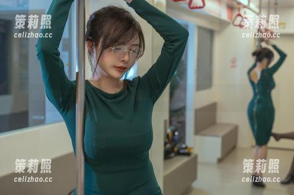 拍出这么个紫色的秋和柯基，真想把这组资源养在身边。