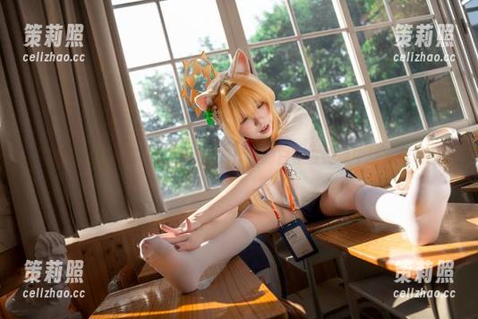 写真里的纸悦Etsu_ko：加代子的白裙在微风中悄然舞动。