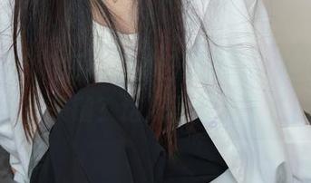 绮梦摄影 – 短裙与小艺的私拍，谁说身材才是关键？这双腿也说了算！