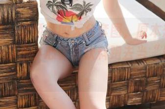 美媛馆 – 潘娇娇的天台套图，原本想清新脱俗，却不小心拿着饮料跑去当“景点”了。