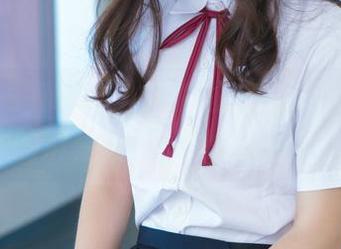 青豆客 – 娜依灵儿短裤图集，诶，你在看我的屏幕吗？好像有点小尴尬