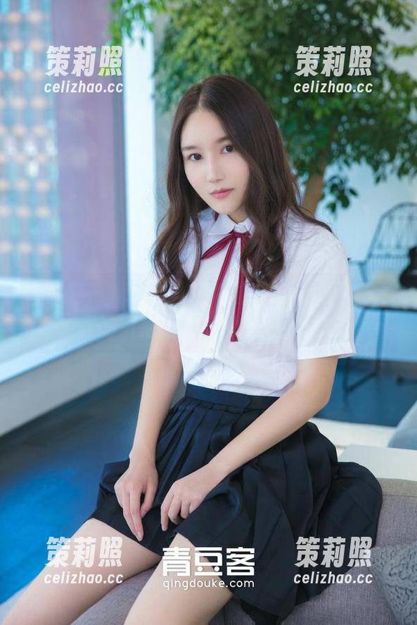 青豆客 - 娜依灵儿短裤图集，诶，你在看我的屏幕吗？好像有点小尴尬