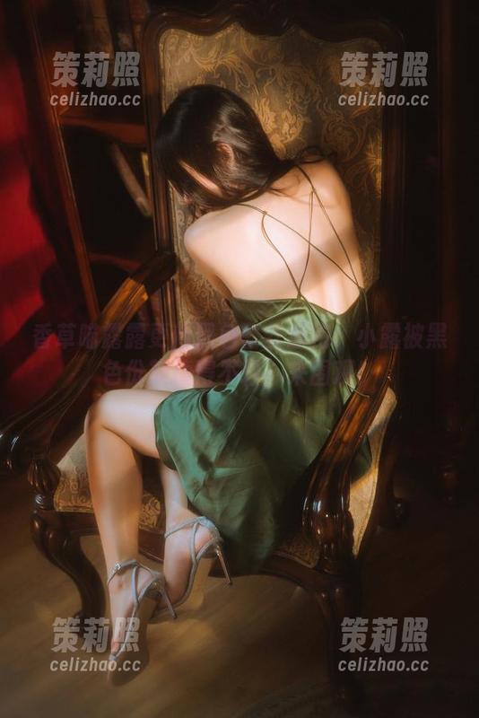 香草喵露露更新黑色蕾丝旗袍：小露被黑色份额撞得不轻，来围观！
