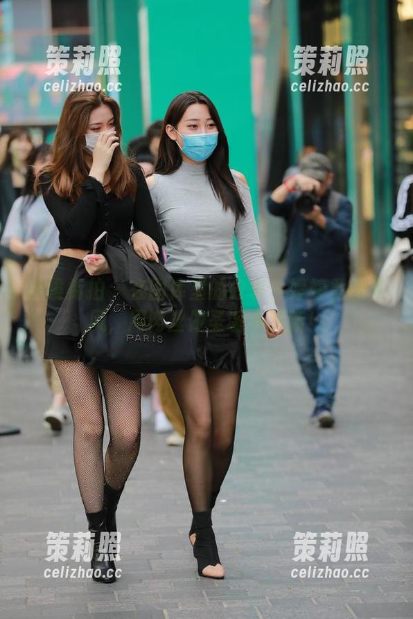 魔镜街拍 - 在图库里的分享：婷婷勇闯寒风，用肉丝做圣诞小清新！