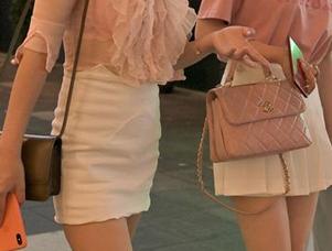 魔镜街拍 – 拯救你的审美——下载曼曼白裙写真，秒变气质女神！