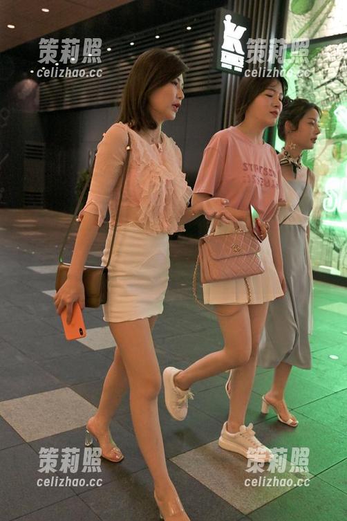 魔镜街拍 - 拯救你的审美——下载曼曼白裙写真，秒变气质女神！