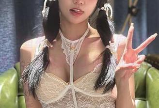 微密圈 – “鱼神鱼”的最新美图上线！这女孩坐在水边，让我想起了童年玩水的日子。